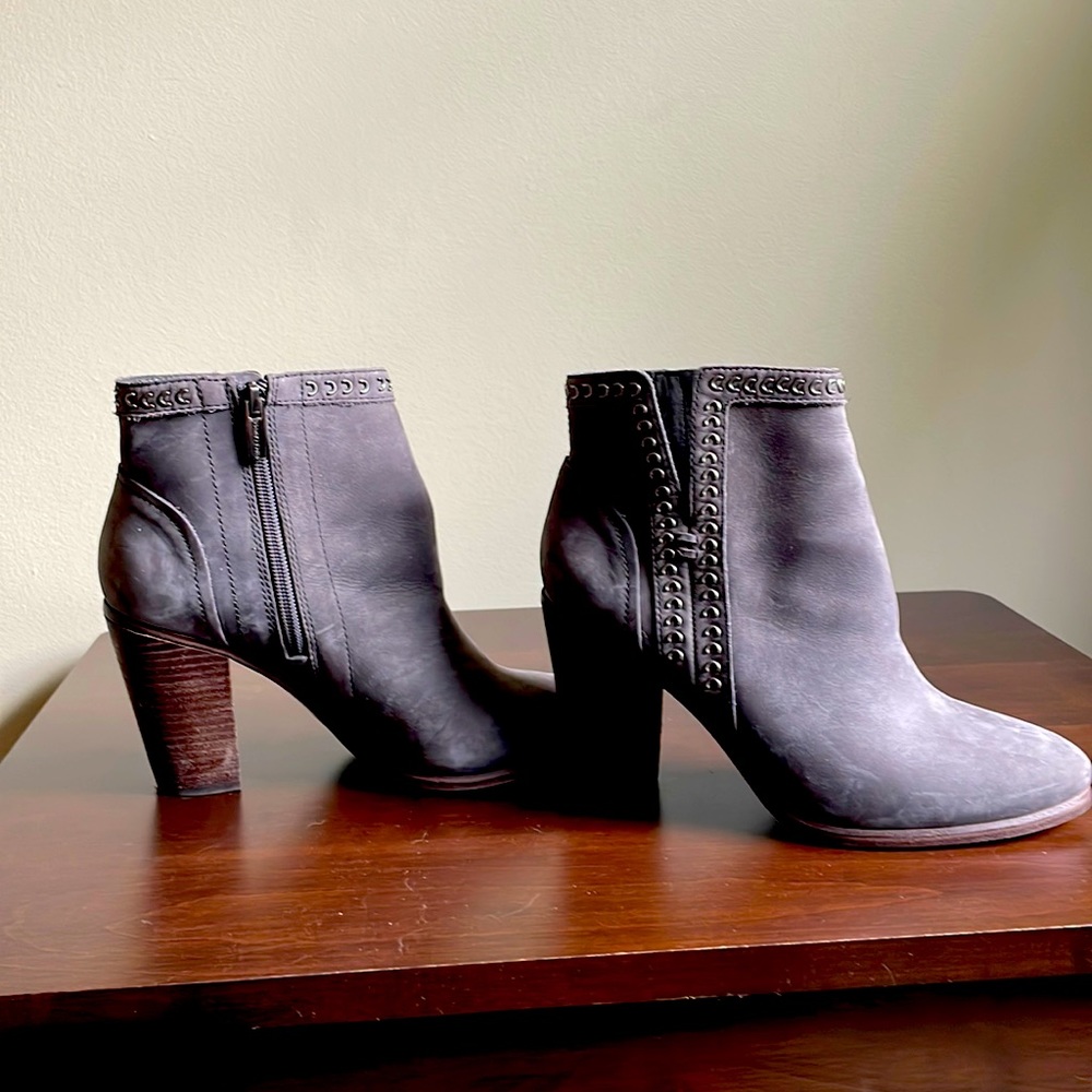 Vince Camuto gray new buck boot